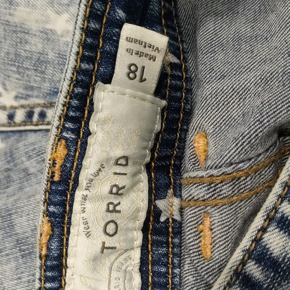 Torrid Light Acid Wash Star Denim Overall Shorts - Picture 6 of 8